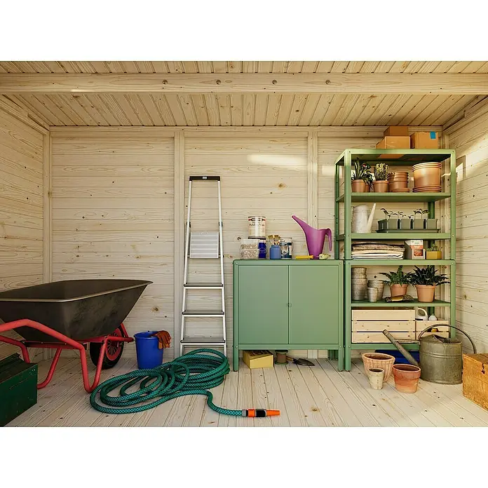 Palmako Gerätehaus Elias - Außenbreite inkl. Dachüberstand: 337 cm, Außentiefe inkl. Dachüberstand: 247 cm, Holz, Hellbraun - Ein Blick in einen Holzschuppen mit Gartengeräten wie Schubkarre, Regal und Gartenschlauch.