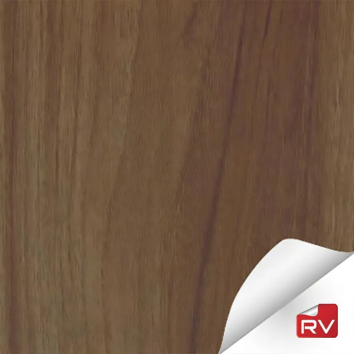Lámina decorativa autoadhesiva vinílico autoadhesivo a metros - Madera oak natural - Primer plano de una textura de vetas de madera con una esquina doblada y el logotipo RV. La imagen muestra la textura y los patrones de vetas de la madera.