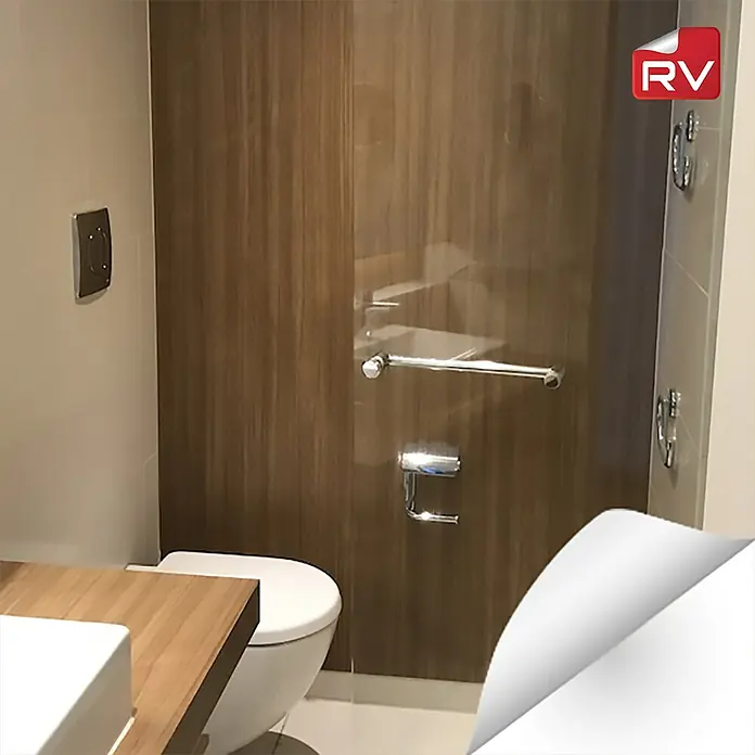 Lámina decorativa autoadhesiva vinílico autoadhesivo a metros - Madera oak natural - Cuarto de baño con inodoro, lavabo con estante de madera y cabina de ducha de vidrio con barra de apoyo.