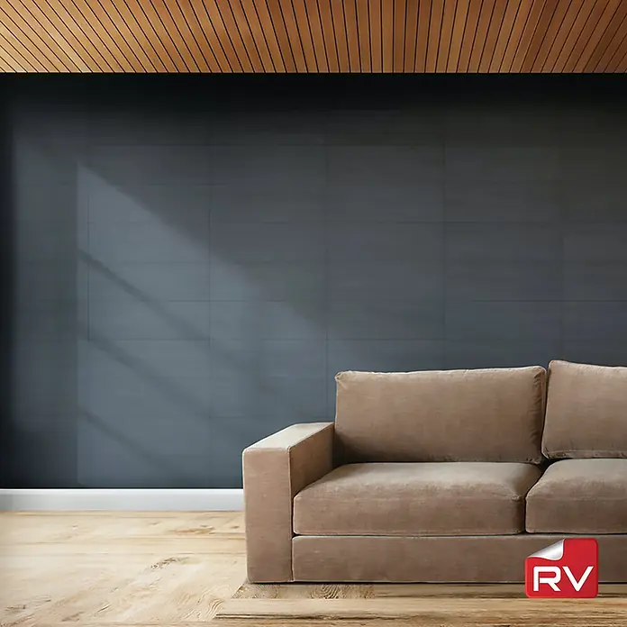 Lámina decorativa autoadhesiva vinílico autoadhesivo a metros - Madera oak gris - Un sofá beige se apoya contra una pared gris con un techo de madera, creando un espacio habitable acogedor y elegante.