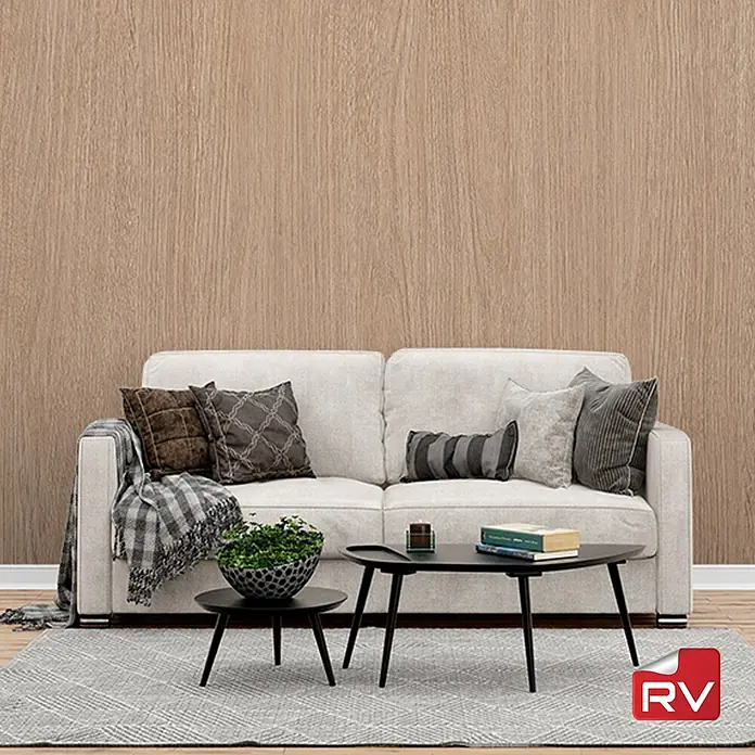 Lámina decorativa autoadhesiva vinílico autoadhesivo a metros - Madera oscura - Una sala de estar elegante con un sofá beige, cojines y una mesa de centro oscura, ideal para momentos de relax.