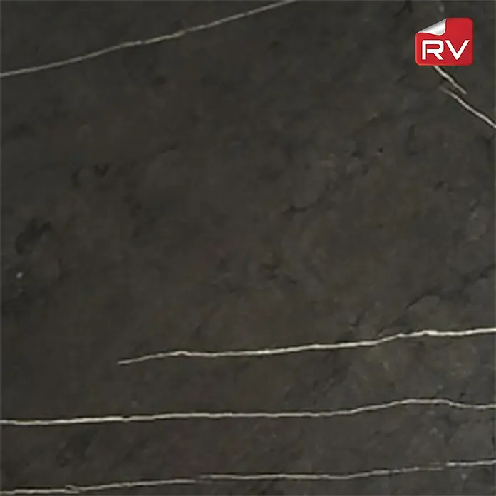 Lámina decorativa autoadhesiva vinílico autoadhesivo a metros - Mármol calacatta negro - Fondo oscuro con líneas horizontales brillantes y un logo rojo "RV" en la esquina superior derecha.