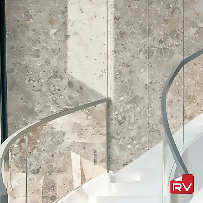 Lámina decorativa autoadhesiva vinílico autoadhesivo a metros - Piedra natural - Vista detallada de una elegante escalera de caracol con pared de mármol y barandilla de vidrio, que combina diseño moderno y materiales de alta calidad.