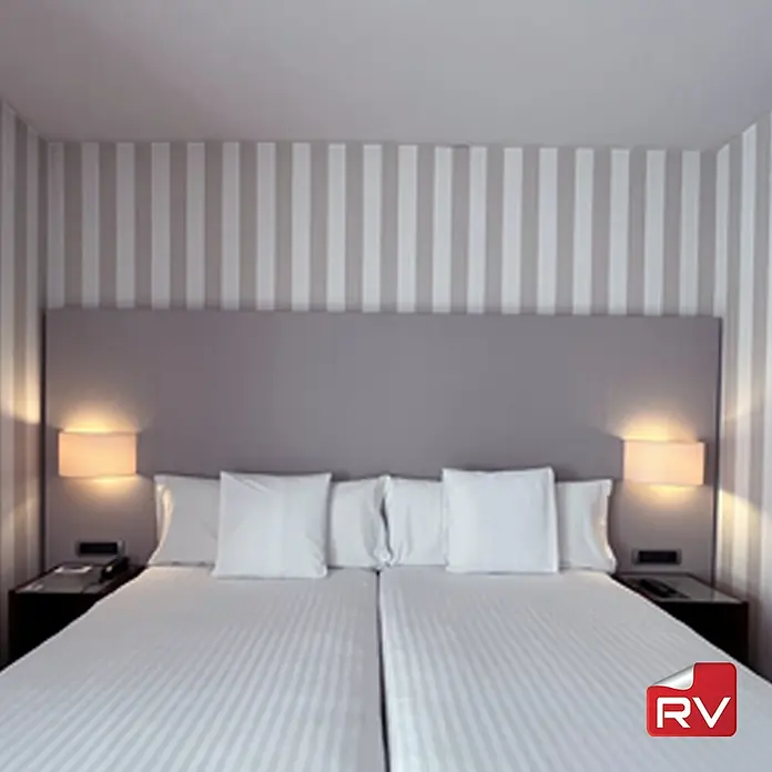 Lámina decorativa autoadhesiva vinílico autoadhesivo a metros - Textil azulado - Amplia habitación de hotel con cómoda cama doble, mesitas de noche e iluminación elegante para una estancia relajante.