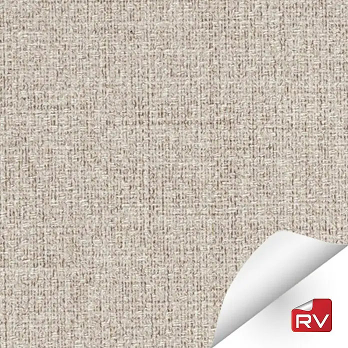 Lámina decorativa autoadhesiva vinílico autoadhesivo a metros - Textil beige claro - Primer plano de una muestra de tela beige con una esquina doblada y un logo RV.