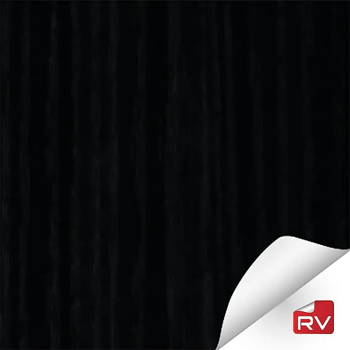 Lámina decorativa autoadhesiva vinílico autoadhesivo a metros - Madera sólida negra - Superficie negra acanalada con una esquina despegada y un logotipo rojo "RV", que destaca la alta calidad del producto.