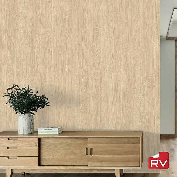 Lámina decorativa autoadhesiva vinílico autoadhesivo a metros - Madera clara - Un interior elegante con un aparador moderno y una planta, resaltado por un elegante papel pintado con textura de vetas de madera.