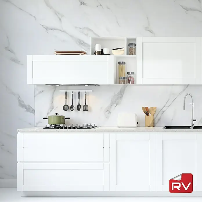 Lámina decorativa autoadhesiva vinílico autoadhesivo a metros - Blanco calacatta - Cocina moderna con armarios blancos, encimera de mármol y utensilios de cocina. Interior luminoso y elegante con diseño minimalista.