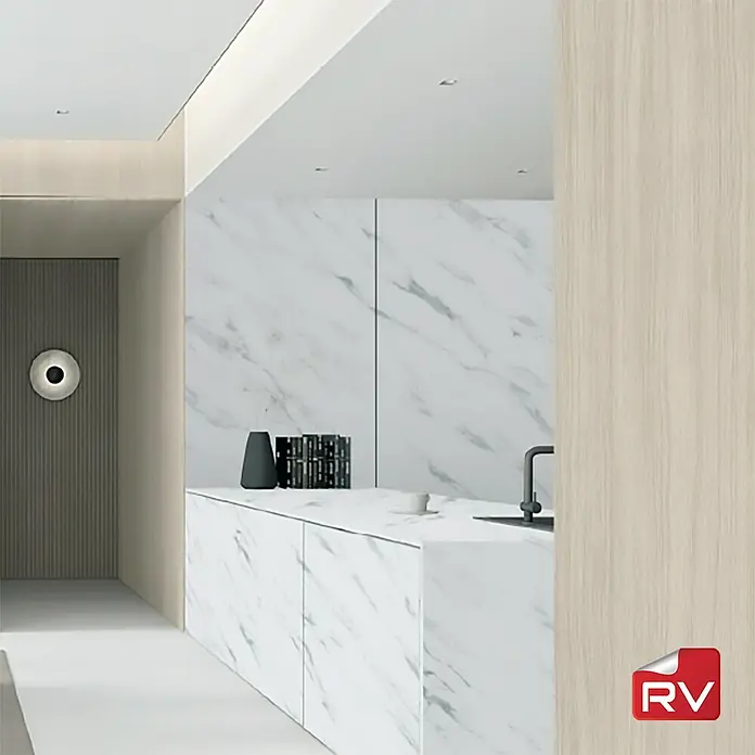 Lámina decorativa autoadhesiva vinílico autoadhesivo a metros - Madera oak beige claro - Una cocina moderna con encimeras de mármol blanco, paneles de madera clara y accesorios elegantes.