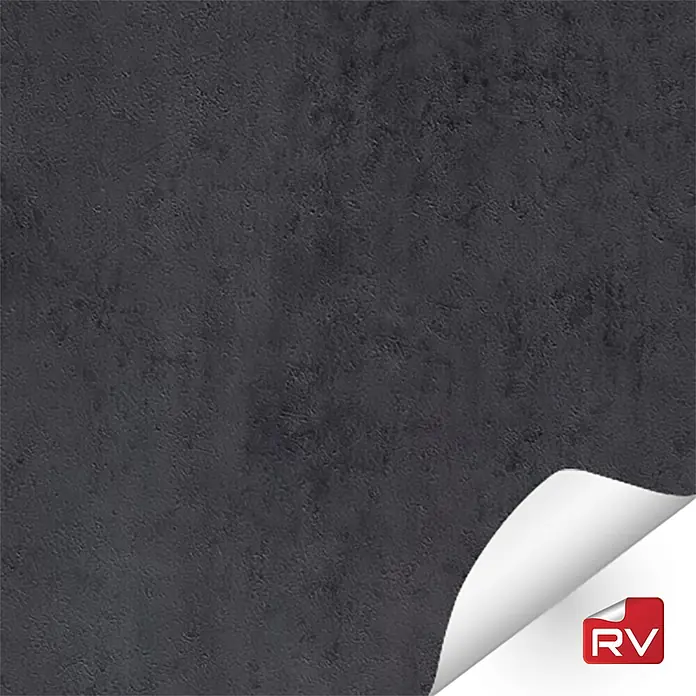 Lámina decorativa autoadhesiva vinílico autoadhesivo a metros - Piedra oscura - Imagen de un patrón de superficie gris oscuro con una esquina despegable y un logotipo RV, ideal para aplicaciones versátiles.