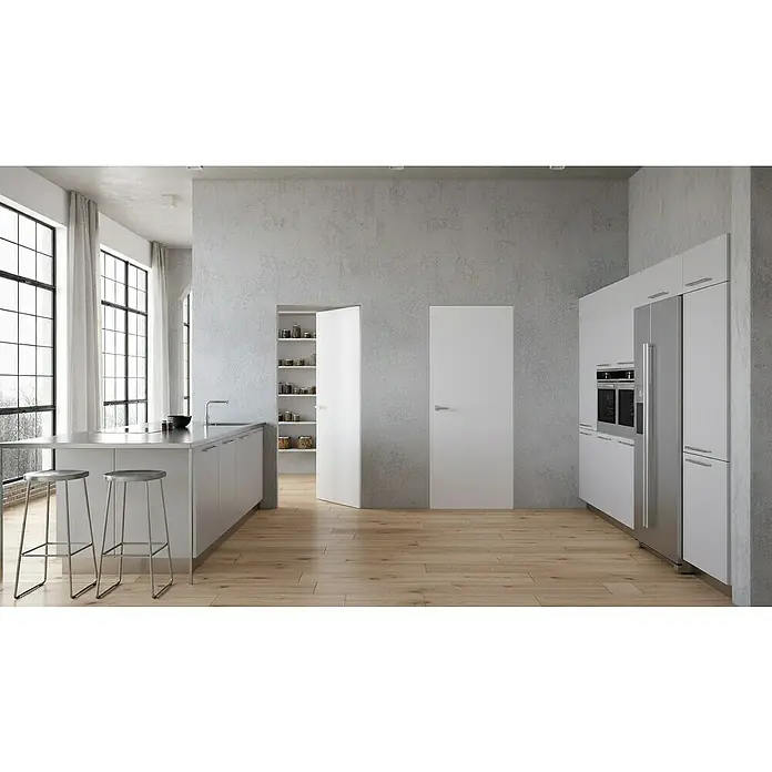 Entravia Drehtür-Komplettset Planara wandbündige Zarge - 760 x 2.010 mm, DIN Anschlag: Links/Rechts, Weiß lackiert, ähnlich RAL 9016, Röhrenspan - Helle Küche mit Kochinsel und stilvollen Barhockern. Moderne Küchenzeile und zwei Türen fügen sich nahtlos in das Design ein.