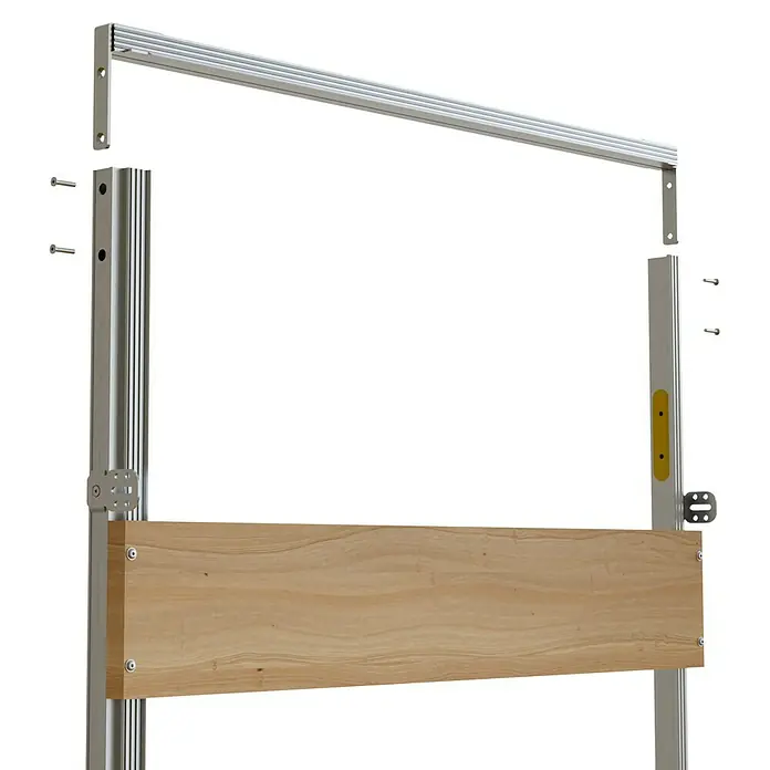 Entravia Drehtür-Komplettset Planara wandbündige Zarge - 760 x 2.010 mm, DIN Anschlag: Links/Rechts, Weiß lackiert, ähnlich RAL 9016, Röhrenspan - Eine Nahaufnahme eines höhenverstellbaren, modularen Regalsystems mit einem Holzregal. Es hat einen modernen und industriellen Look.
