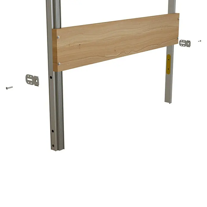 Entravia Drehtür-Komplettset Planara wandbündige Zarge - 760 x 2.010 mm, DIN Anschlag: Links/Rechts, Weiß lackiert, ähnlich RAL 9016, Röhrenspan - Nahaufnahme eines Holzes, das an einem silbernen Metallrahmen befestigt ist, mit Befestigungselementen, die zur Installation bereitliegen.