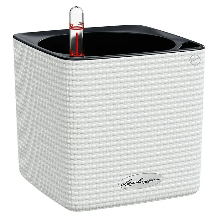 Lechuza Classico Kräutertopf Color - Außenmaß (L x B x H): 14 x 14 x 14 cm, Kunststoff, Weiß - Nahaufnahme eines weißen Lechuza Cube Pflanzgefäßes mit schwarzem Einsatz und Wasserstandsanzeiger, ideal für Innen- und Außenbereiche.