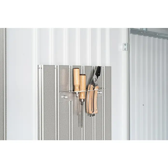 Biohort AvantGarde Gerätehaus Eco A1 - Außenmaß inkl. Dachüberstand (B x T): 180 x 220 cm, Silber Metallic, Einzeltür, Stahl - Werkzeuge an einer Metallwand befestigt.