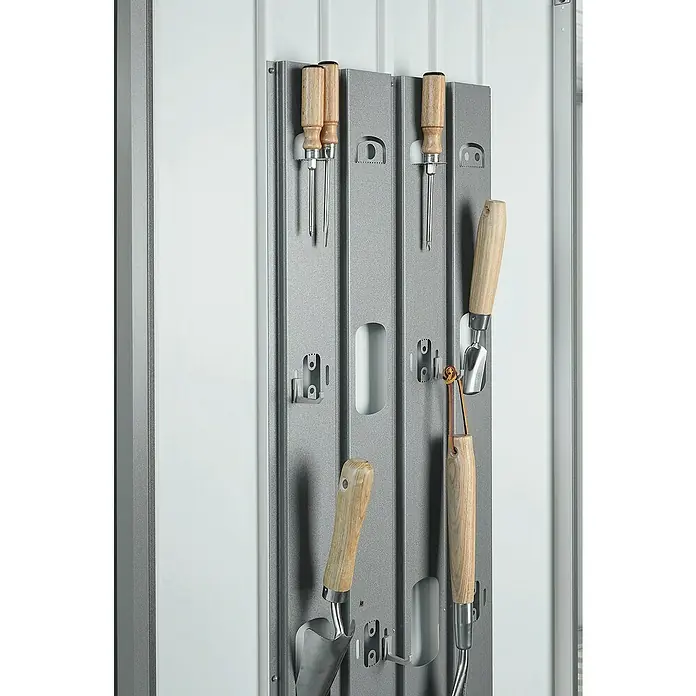 Biohort Geräteschrank - Außenbreite inkl. Dachüberstand: 156 cm, Außentiefe inkl. Dachüberstand: 155 cm, Stahl, Quarzgrau - Werkzeugwand mit Gartengeräten. Die silberne Werkzeugwand ist mit hölzernen Gartengeräten bestückt und an einer weißen Wand montiert.