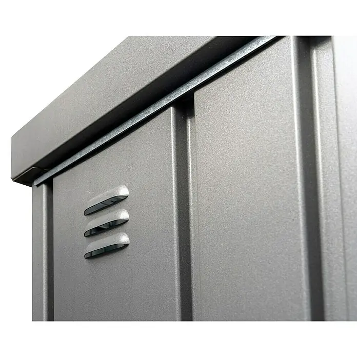Biohort Geräteschrank - Außenbreite inkl. Dachüberstand: 156 cm, Außentiefe inkl. Dachüberstand: 155 cm, Stahl, Quarzgrau - Detailansicht einer grauen Metallbox mit Lüftungsschlitzen, ideal für den Außenbereich zur Aufbewahrung von Geräten und Werkzeugen.