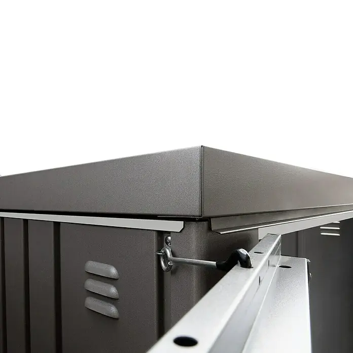 Biohort Geräteschrank - Außenbreite inkl. Dachüberstand: 156 cm, Außentiefe inkl. Dachüberstand: 155 cm, Stahl, Quarzgrau - Detailaufnahme einer Gartengerätebox mit grauem Metalldach und Lüftungsschlitzen für Werkzeuge und Gartenzubehör.