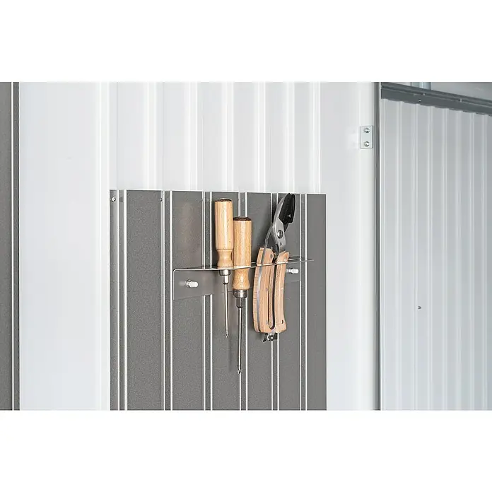 Biohort AvantGarde Gerätehaus Eco A1 - Außenmaß inkl. Dachüberstand (B x T): 180 x 220 cm, Silber Metallic, Einzeltür, Stahl - Werkzeugaufbewahrung an einer Metallwand.