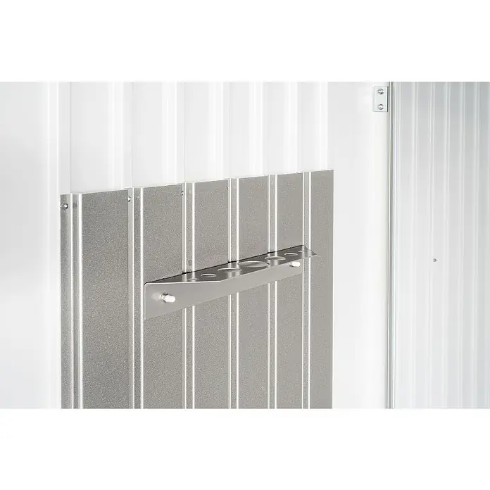 Biohort AvantGarde Gerätehaus Eco A1 - Außenmaß inkl. Dachüberstand (B x T): 180 x 220 cm, Silber Metallic, Einzeltür, Stahl - Eine Nahaufnahme der robusten Gerätehalterung an der Wand, ideal für die Werkstatt.