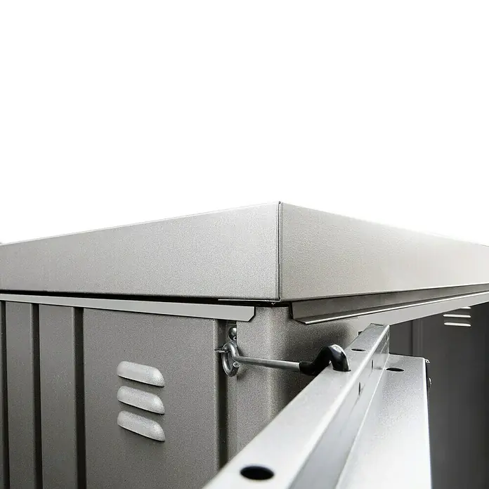 Biohort Geräteschrank - Außenbreite inkl. Dachüberstand: 156 cm, Außentiefe inkl. Dachüberstand: 155 cm, Stahl, Quarzgrau - Nahaufnahme eines grauen Metallschranks mit Details wie Lüftungsschlitzen und einem Verriegelungsmechanismus.