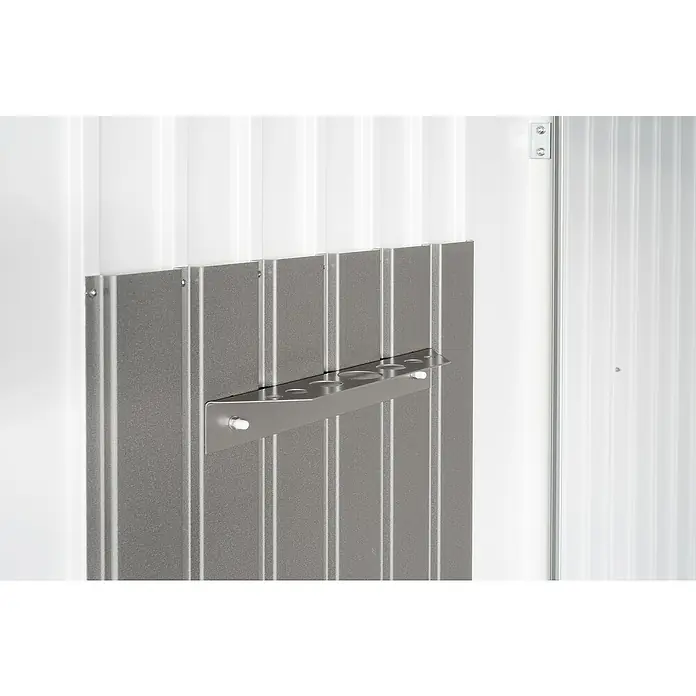 Biohort AvantGarde Gerätehaus Eco A1 - Außenmaß inkl. Dachüberstand (B x T): 180 x 220 cm, Silber Metallic, Einzeltür, Stahl - Graue Metallplatte mit Werkzeughalterung an einer weißen, vertikal geriffelten Wand montiert. Praktische Aufbewahrungslösung.