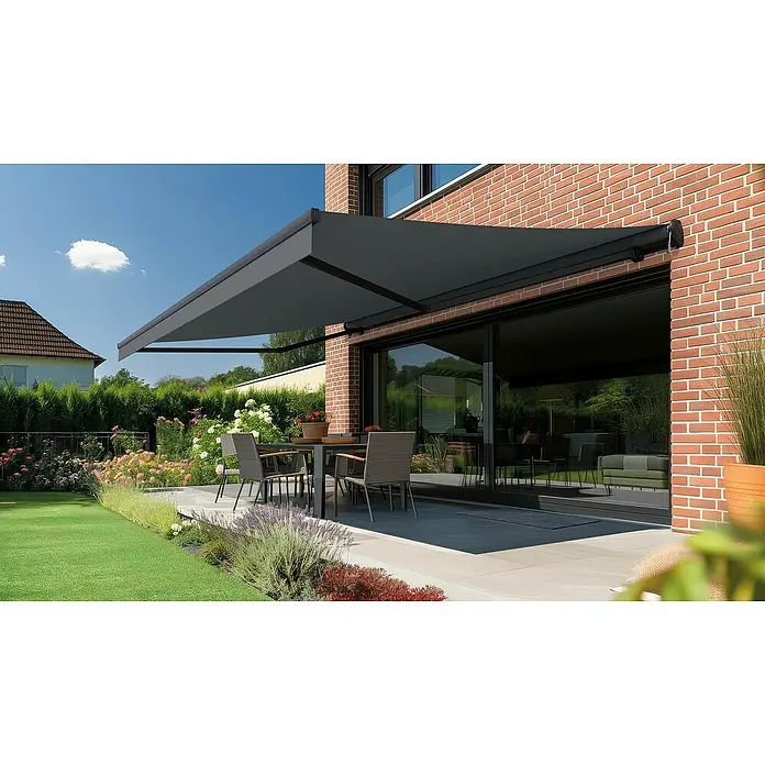 Spettmann Gelenkarmmarkise 1063 - Dunkelgrau, Farbton Gestell: DB 703, Breite: 5 m, Ausfall: 3 m - Eine elegante, graue Gelenkarmmarkise spendet Schatten über einer Terrasse mit Tisch und Stühlen, perfekt für entspannte Stunden im Freien.