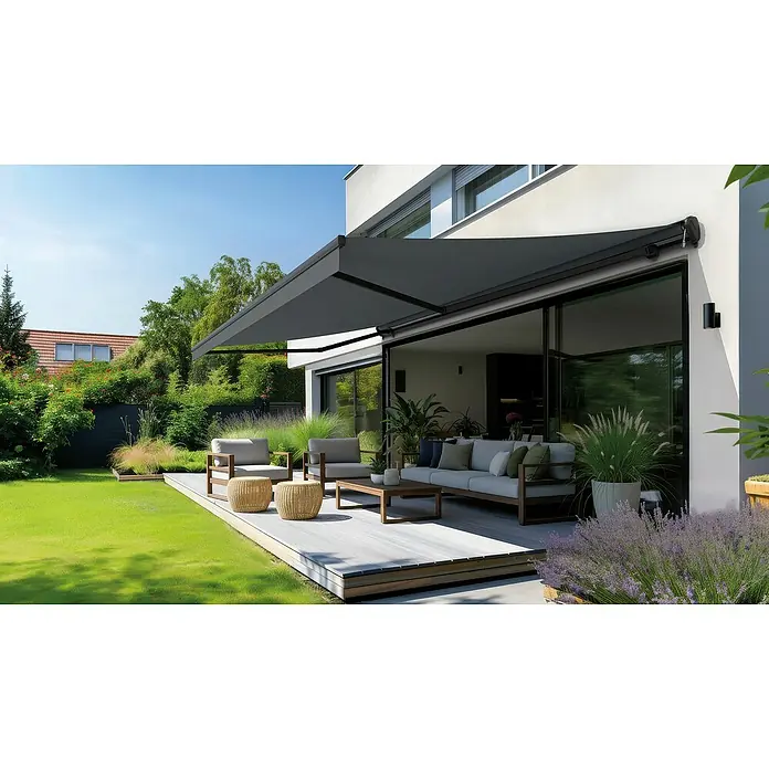 Spettmann Teilhülsenmarkise 1063 - Dunkelgrau, Farbe Gestell: Eisenglimmer matt, Breite: 3,5 m, Ausfall: 2,5 m - Eine stilvolle, ausfahrbare Markise spendet Schatten auf einer modernen Terrasse mit Gartenmöbeln. Perfekt für sonnige Tage im Freien.