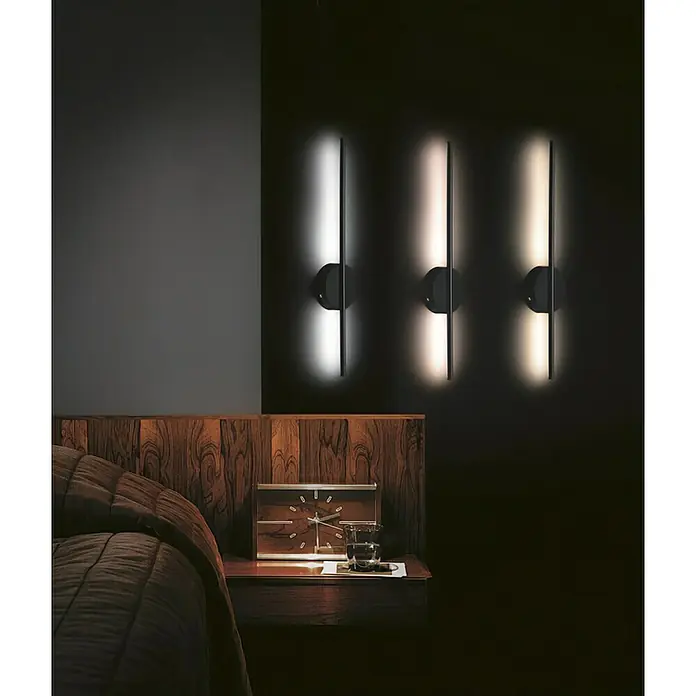 Lavida Akku-Wandleuchte - 60 cm x 12 cm x 5 mm, Schwarz, Warmweiß, 5 W, IP20 - Stimmungsvolles Schlafzimmer mit drei linearen Wandleuchten, die ein warmes, einladendes Licht spenden. Elegantes Design für moderne Interieurs.