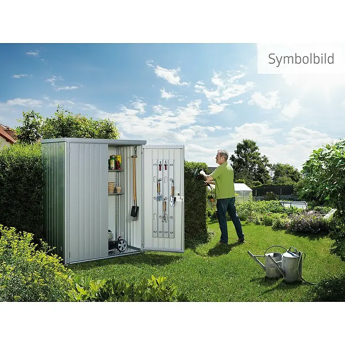 Biohort Geräteschrank - Außenmaß inkl. Dachüberstand (B x T): 156 x 155 cm, Stahl, Silber Metallic - Geräumiger, silberfarbener Gartenschrank mit geöffneten Türen und einem Mann, der eine Hecke schneidet, ideal zur Aufbewahrung von Gartengeräten.