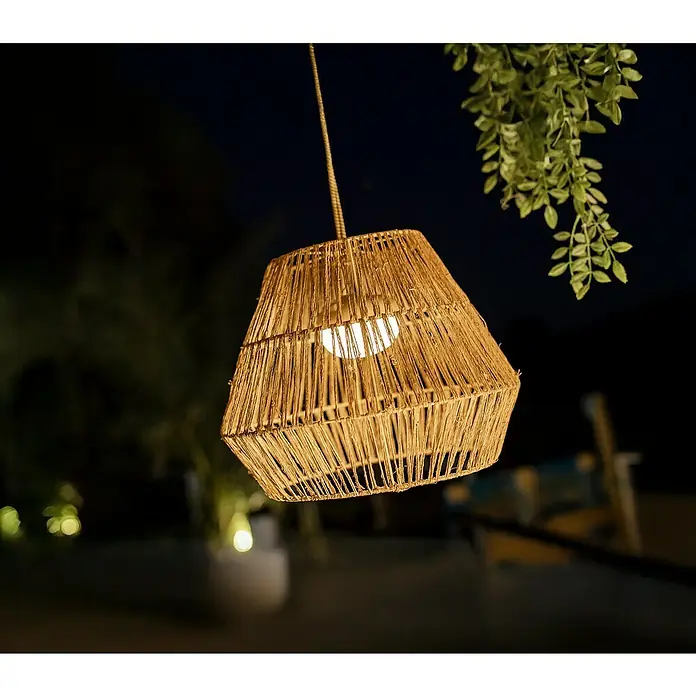 New Garden Akku-Pendelleuchte Sisine - L x B x H: 40 x 40 x 30,4 cm, Warmweiß, 3 W, IP54 - Nahaufnahme einer hängenden Bastlampe mit warmem Licht vor dunklem Hintergrund, ideal für stimmungsvolle Außenbereiche.