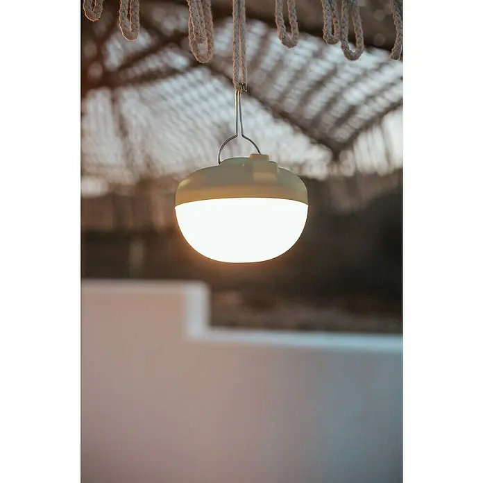 New Garden Akku-Pendelleuchte Cherry - 9 W, L x B x H: 11 x 11 x 8,5 cm, Beige, IP44 - Nahaufnahme einer hängenden LED-Campinglampe, die hell leuchtet und eine gemütliche Atmosphäre für Outdoor-Abenteuer oder den Garten schafft.