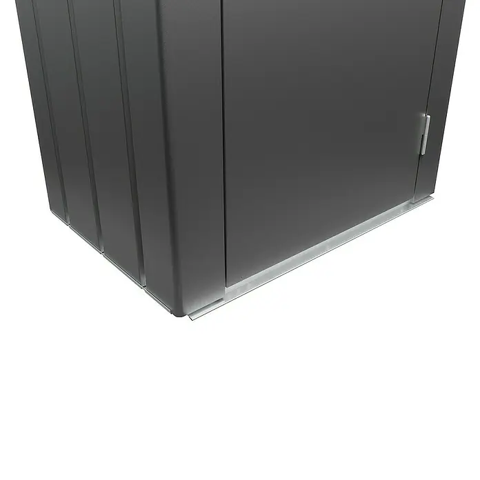 Biohort Julia Geräteschrank - Außenbreite inkl. Dachüberstand: 78 cm, Außentiefe inkl. Dachüberstand: 57 cm, Stahl, Dunkelgrau Metallic - Detailaufnahme eines grauen Metallschranks mit silberner Basis. Der Schrank hat eine Tür und vertikale Verstärkungen an der Seite.