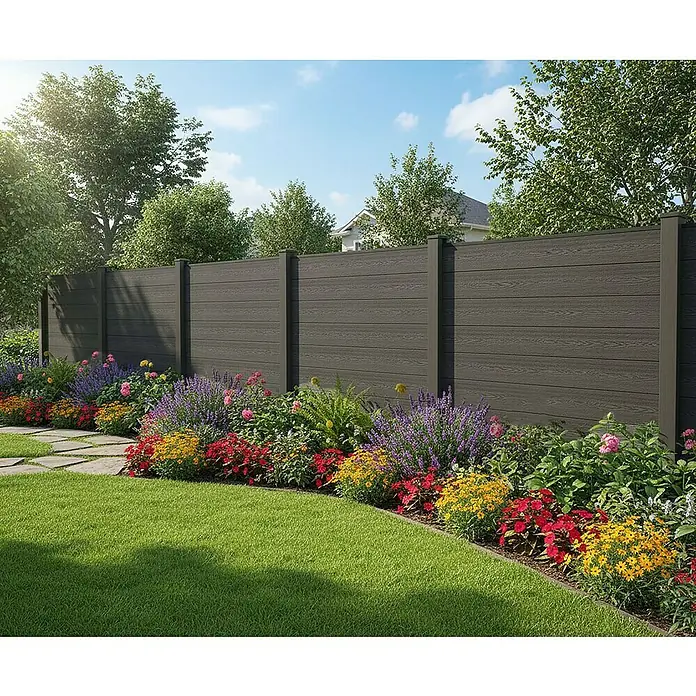 Prestige Home Living Outdoor Sichtschutzelement Set Corteza - B x H: 350 x 180 cm, WPC, Anthrazit - Eine moderne graue Zaunanlage umrandet einen üppigen Garten mit bunten Blumen und sattem Grün. Die solide Struktur bietet Privatsphäre.