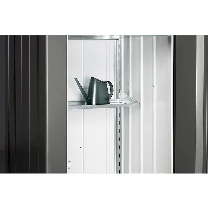 Biohort Julia Regal-Set -  - Das graue Metall-Gartenschrank-Interieur mit einem Regal und einer dunklen Gießkanne bietet Stauraum für Gartengeräte.
