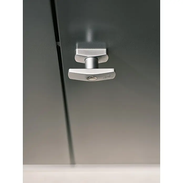 Biohort Romeo Geräteschrank - Außenmaß inkl. Dachüberstand (B x T): 132 x 57 cm, Stahl, Silber-Metallic - Nahaufnahme eines silbernen Schrankschlosses.