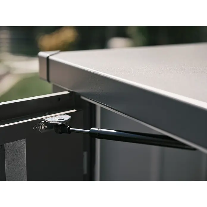 Biohort Romeo Geräteschrank - Außenmaß inkl. Dachüberstand (B x T): 132 x 57 cm, Stahl, Dunkelgrau-Metallic - Detailansicht des Outdoor-Schranks mit Gasdruckfeder für sanftes Öffnen und Schließen, ideal für Garten und Terrasse.
