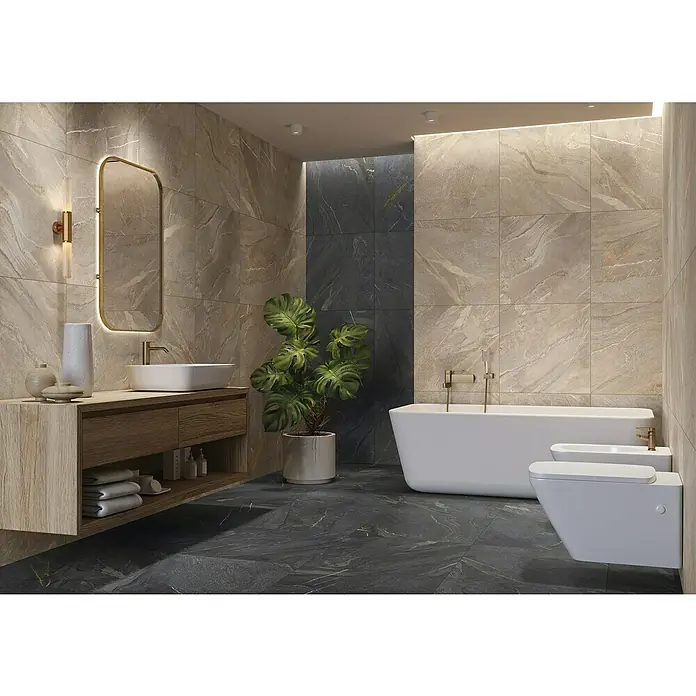 Feinsteinzeugfliese Granby - 59,7 x 59,7 cm, Beige, Matt - Das Bild zeigt ein modernes Badezimmer mit einer freistehenden Badewanne, Waschtisch und einem großen Spiegel. Die Fliesen sind in Marmoroptik gehalten.