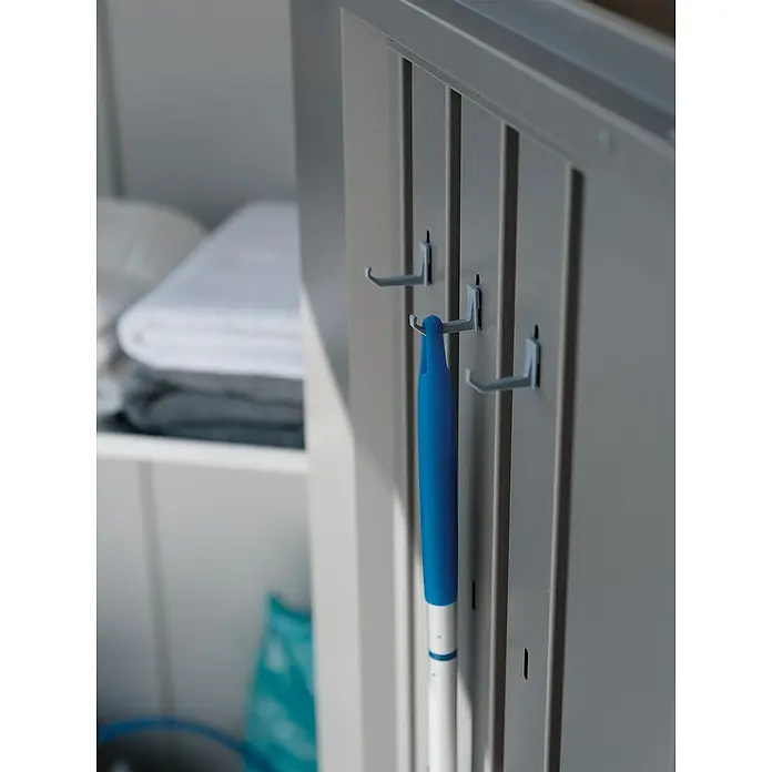 Biohort Romeo Geräteschrank - Außenmaß inkl. Dachüberstand (B x T): 132 x 57 cm, Stahl, Silber-Metallic - Detailaufnahme einer an einer grauen Wandhalterung befestigten blauen Moppstange. Praktische Aufbewahrungslösung für Reinigungsutensilien.