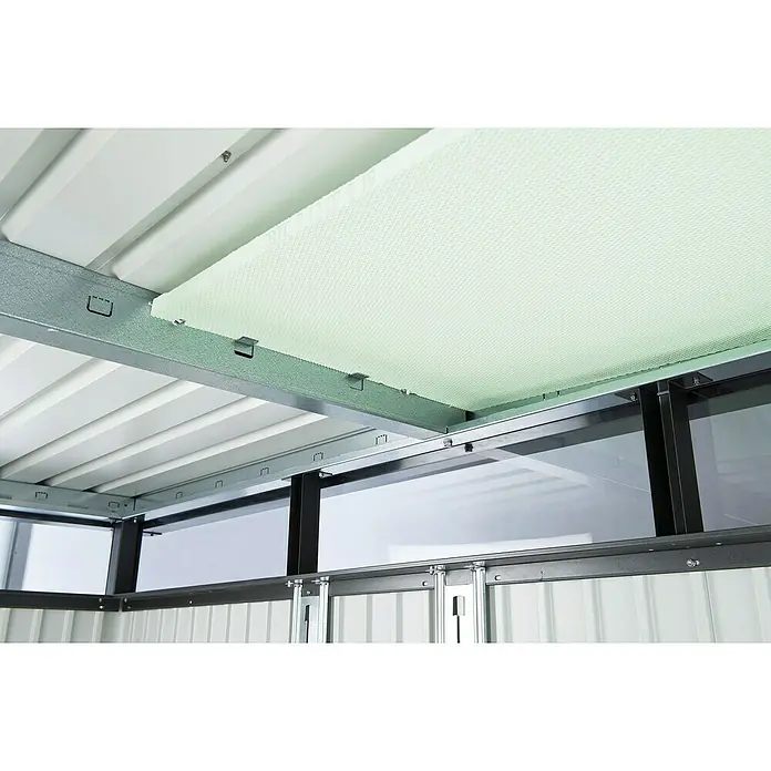 Biohort HighLine Gerätehaus - Silber-Metallic, Art Tür: Doppeltür, Außenmaß inkl. Dachüberstand (B x T): 314 x 314 cm, Stahl - Innenansicht eines Metallschuppens mit Dachisolierung, die an den Stahlträgern befestigt ist, um die Temperatur zu regulieren.