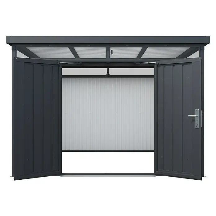 Floraworld Premium Gerätehaus - Außenbreite inkl. Dachüberstand: 274 cm, Außentiefe inkl. Dachüberstand: 274 cm, Metall, Schwarz metallic - Offene Doppeltür zu einem grauen Metallschuppen mit transparentem Dach, der einen Einblick in den leeren Innenraum mit weißer Rückwand gewährt.