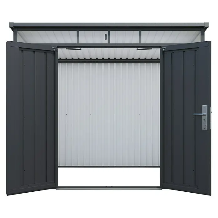 Floraworld Premium Gerätehaus - Außenbreite inkl. Dachüberstand: 237 cm, Außentiefe inkl. Dachüberstand: 206 cm, Metall, Schwarz metallic - Offener Gerätehaus-Schrank mit zwei grauen Türen und einem silbernen Griff. Innen weiße Wände und gute Beleuchtung.