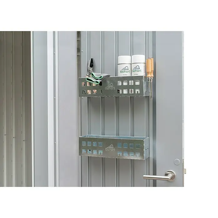 Biohort Regalboden - 2 Stk. - Eine an einer Tür befestigte Aufbewahrungseinheit aus Metall mit zwei Fächern, die Gartengeräte und Sprays enthält.