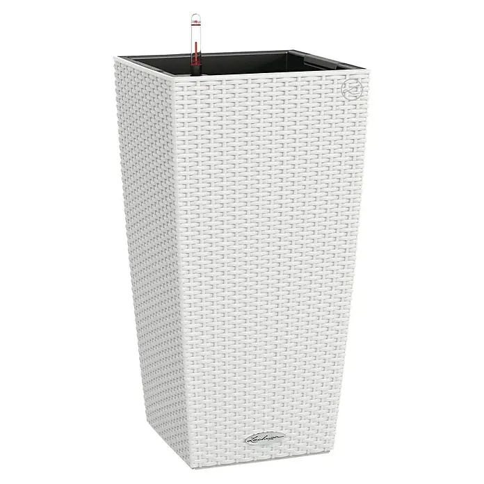 Lechuza Cottage Pflanzsäule eckig Cubico 30 - Außenmaß (L x B x H): 30 x 30 x 56,5 cm, Kunststoff, Weiß - Ein hoher, rechteckiger Lechuza Pflanzkübel in Weiß mit gewebter Textur und einem Wasserstandsanzeiger für eine optimale Pflanzenpflege.