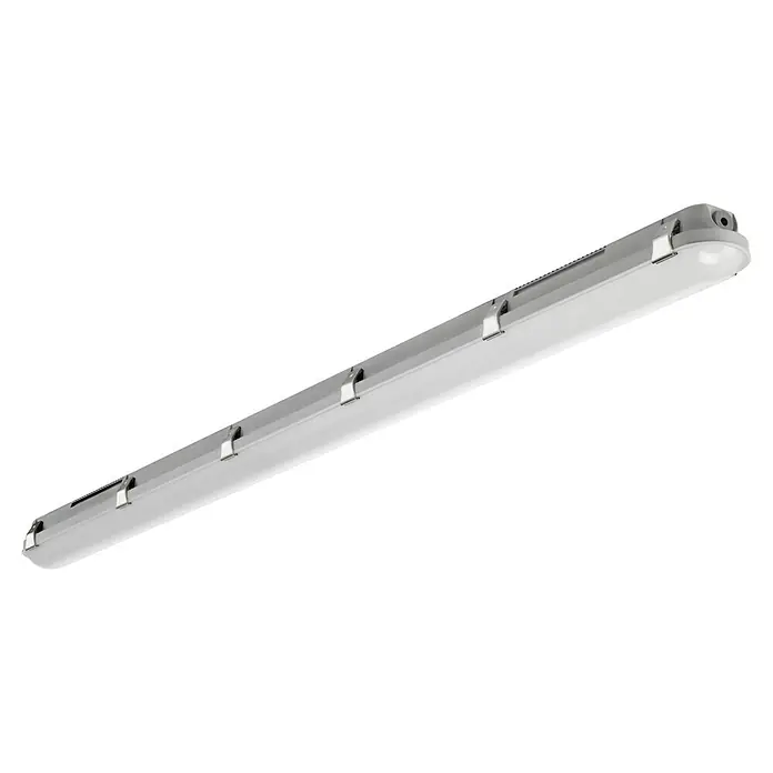 Brumberg LED-Feuchtraumlichtleiste - Länge: 149 cm, Lichtfarbe: Neutralweiß, 51 W, IP65 - Nahaufnahme einer länglichen LED-Leuchte mit robustem Gehäuse und Metallclips zur Befestigung, ideal für Industrie und Außenbereiche.