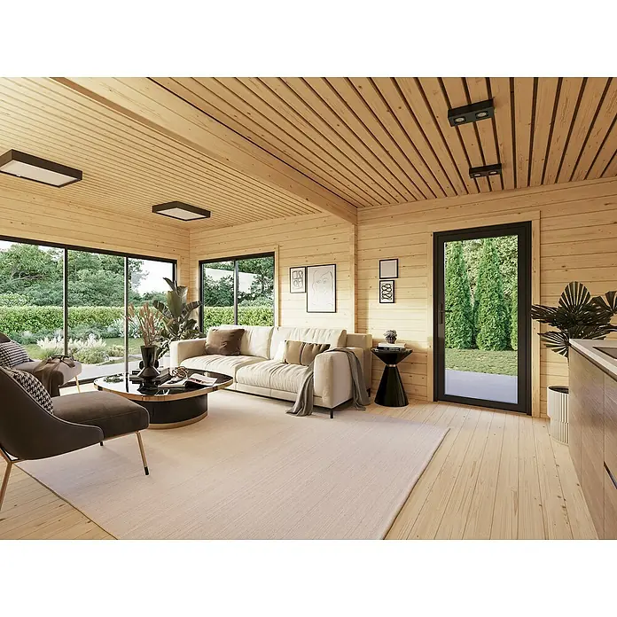 Palmako Gartenhaus Cecilia - Außenmaß inkl. Dachüberstand (B x T): 818 x 827 cm, Holz, Natur unbehandelt - Helles Wohnzimmer mit Holzdecke und großen Fenstern. Die moderne Einrichtung umfasst ein Sofa, einen Sessel und einen Couchtisch.