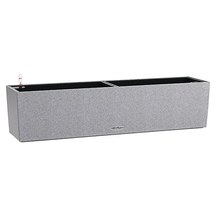 Lechuza Balconera Balkonkasten Stone - Max. Außenlänge: 79 cm, Steingrau - Nahaufnahme eines Lechuza Pflanzgefäßes in Quarzgrau, ideal für stilvolle Innen- und Außendekoration mit Selbstbewässerungssystem.