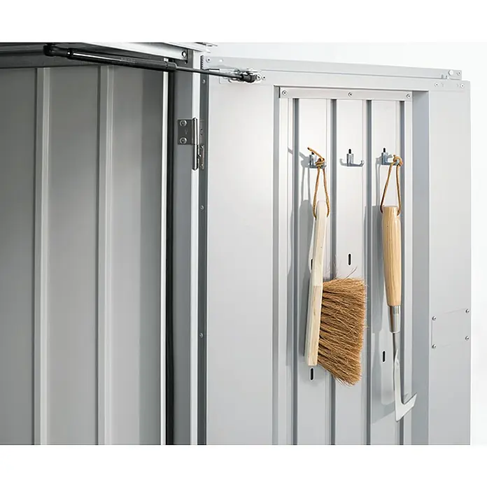 Biohort MiniGarage Fahrradgarage - Außenbreite inkl. Dachüberstand: 145 cm, Außentiefe inkl. Dachüberstand: 203 cm - Abgebildeter Geräteschrank mit Werkzeugen, die an der Innenseite der Tür hängen, bietet eine organisierte Aufbewahrungslösung für Gartengeräte.