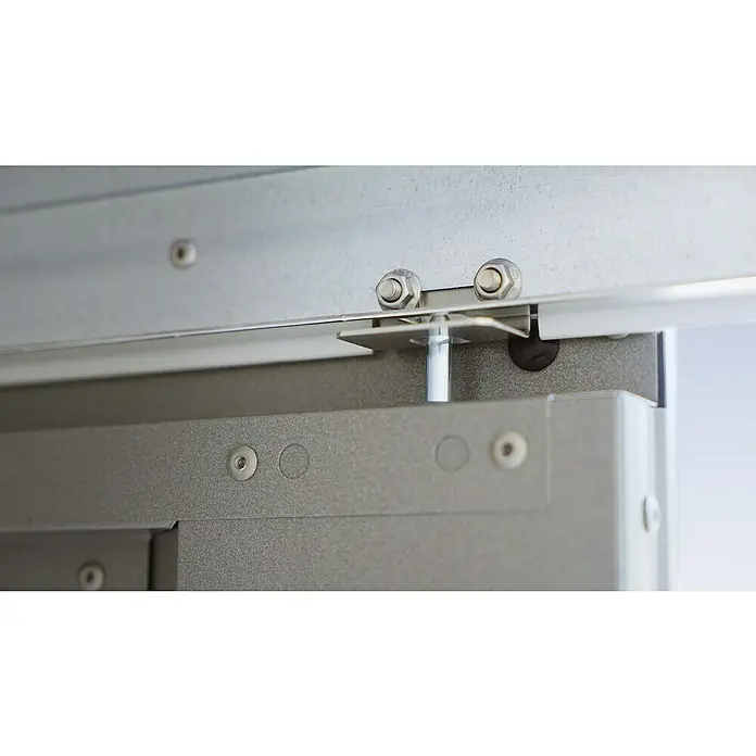 Biohort Mülltonnenbox Alex - L x B x H: 88 x 147 x 129 cm, Silber-Metallic - Nahaufnahme von silbernen Metallbeschlägen mit Bolzen und Muttern, die eine stabile Verbindung in einer industriellen Konstruktion zeigen.