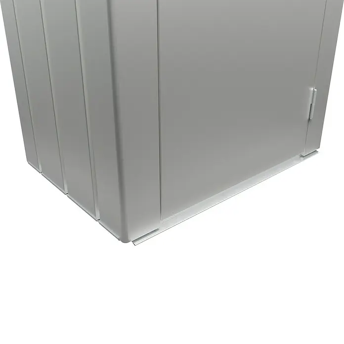 Biohort Julia Geräteschrank - Außenbreite inkl. Dachüberstand: 78 cm, Außentiefe inkl. Dachüberstand: 57 cm, Stahl, Silber Metallic - Nahaufnahme einer grauen Metall-Box, die Stabilität und Funktionalität für verschiedene Aufbewahrungsbedürfnisse bietet.